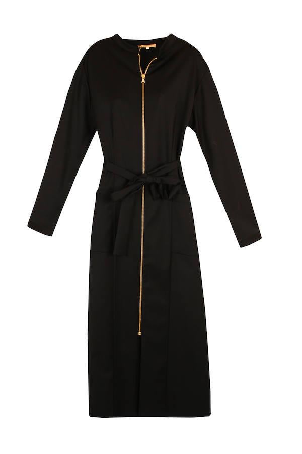 Un diseño sobrio pero que puede ser muy sexy y que, sin duda, será una opción perfecta para que Paula Echevarría renueve su armario de básicos de otoño. Precio: 179.90 euros.