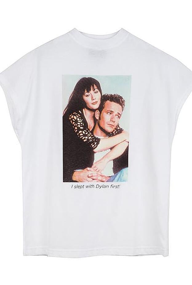 "Yo me acosté con Dylan primero", reza la frase de la camiseta. Los que veían la serie, entenderán la importancia de este mensaje de Brenda.