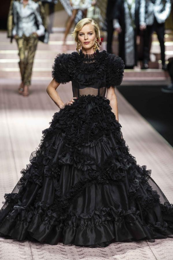 La top Eva Herzigova aparecía con este espectacular evstido negro sobre la pasarela de la pareja italiana.