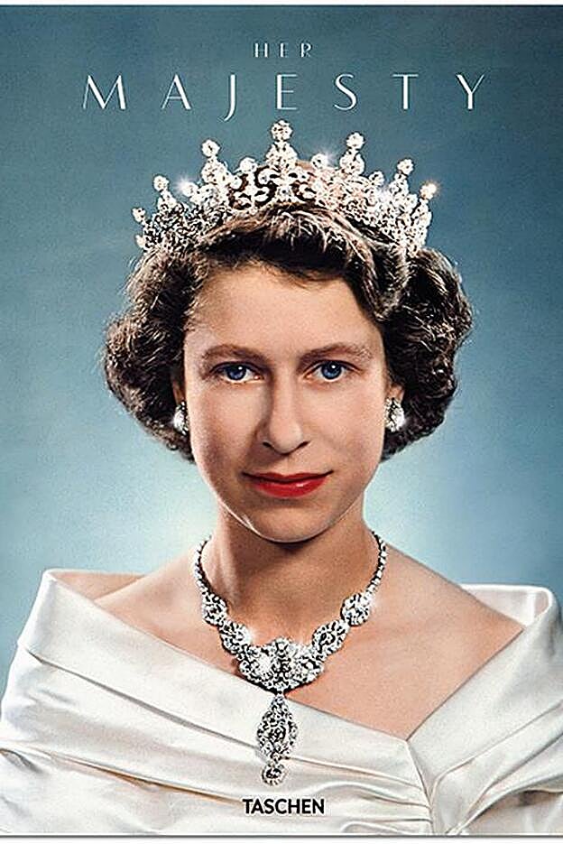 Portada de Her majesty (Taschen). Arriba, la familia real en Windsor (1946).