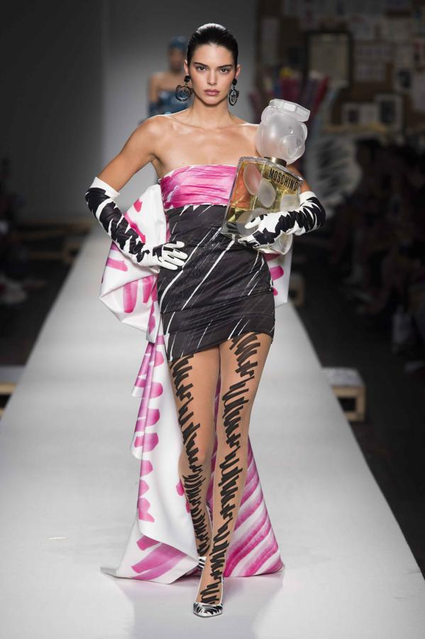 La modelo Kendall Jenner se subía ala pasarela con un enorme frasco de perfume para el desfile de Moschino P/V 2019.