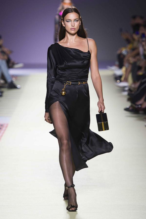 Irina Shayk en el desfile de Versace P/V 2019.