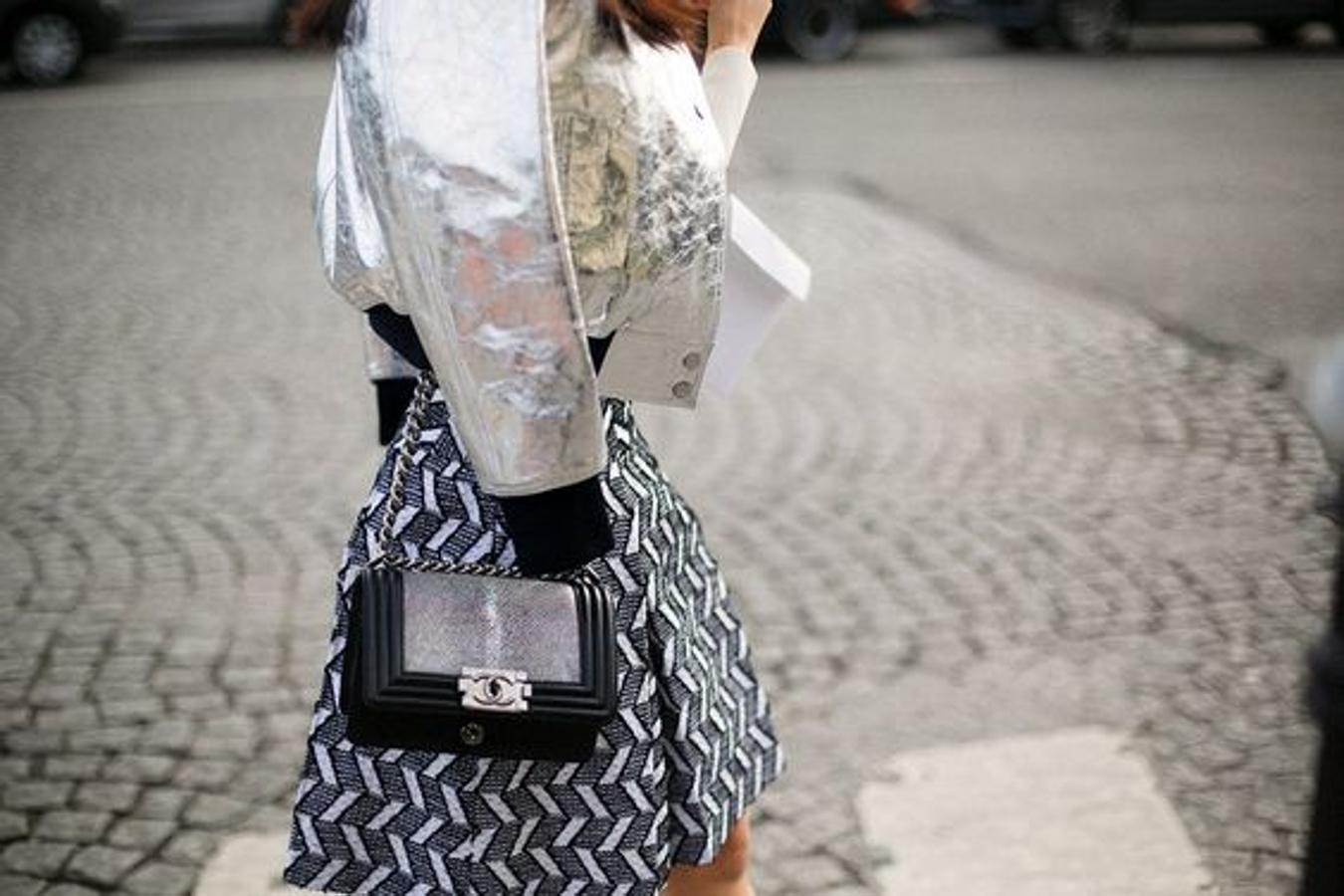 Las cazadoras son aprueba de todo y combinan con cualquier mezcla. En este caso con una falda en tonos grises.