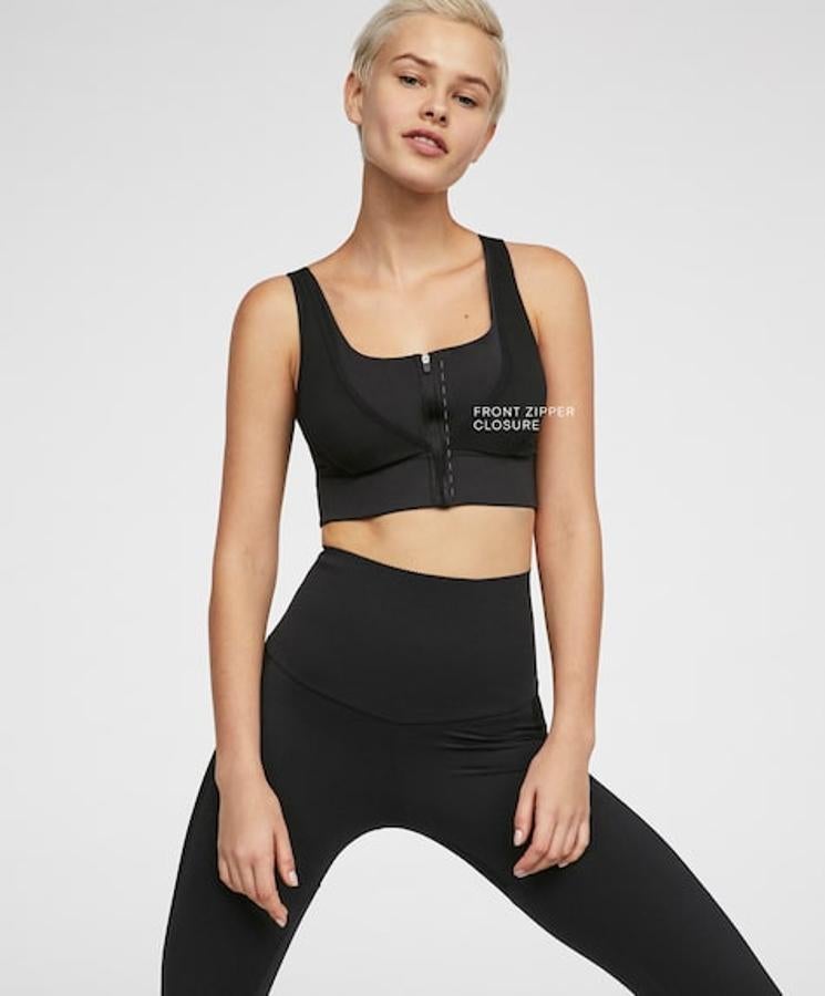 Sujetador deportivo de alta sujeción con cierre de cremallera central y copas extra transpirables. Lo que hace de este top una prenda deportiva cómoda, muy transpirable y de secado rápido. Su precio es de 29,99 euros.
