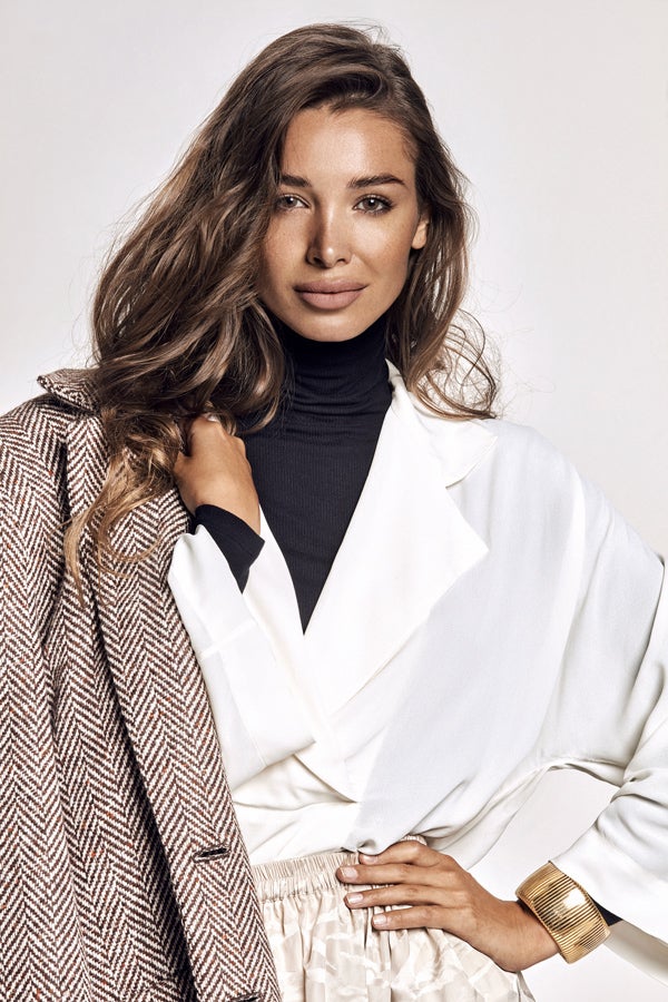 Chaqueta de El Corte Inglés, camisa de Mango, jersey de Liu Jo, falda de Zadig & Voltaire, y brazalete de Aristocrazy