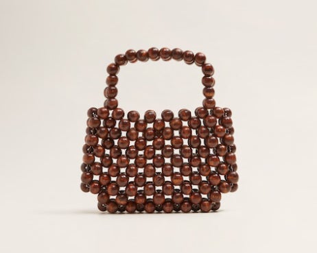 Bolso con bolitas de madera de Mango: 35,99 euros.