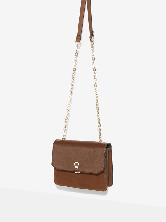 Bolso marrón con cadena de Parfois: 22,99 euros.