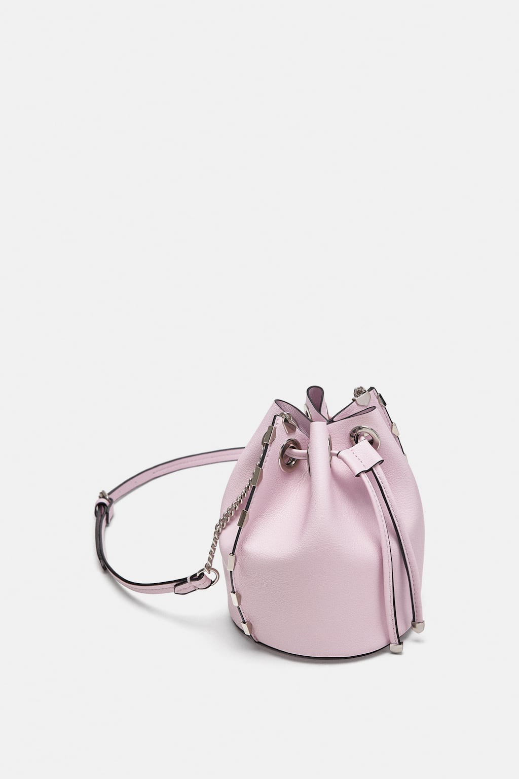 Mini saca de metal en color malva de Zara: 19,95 euros.