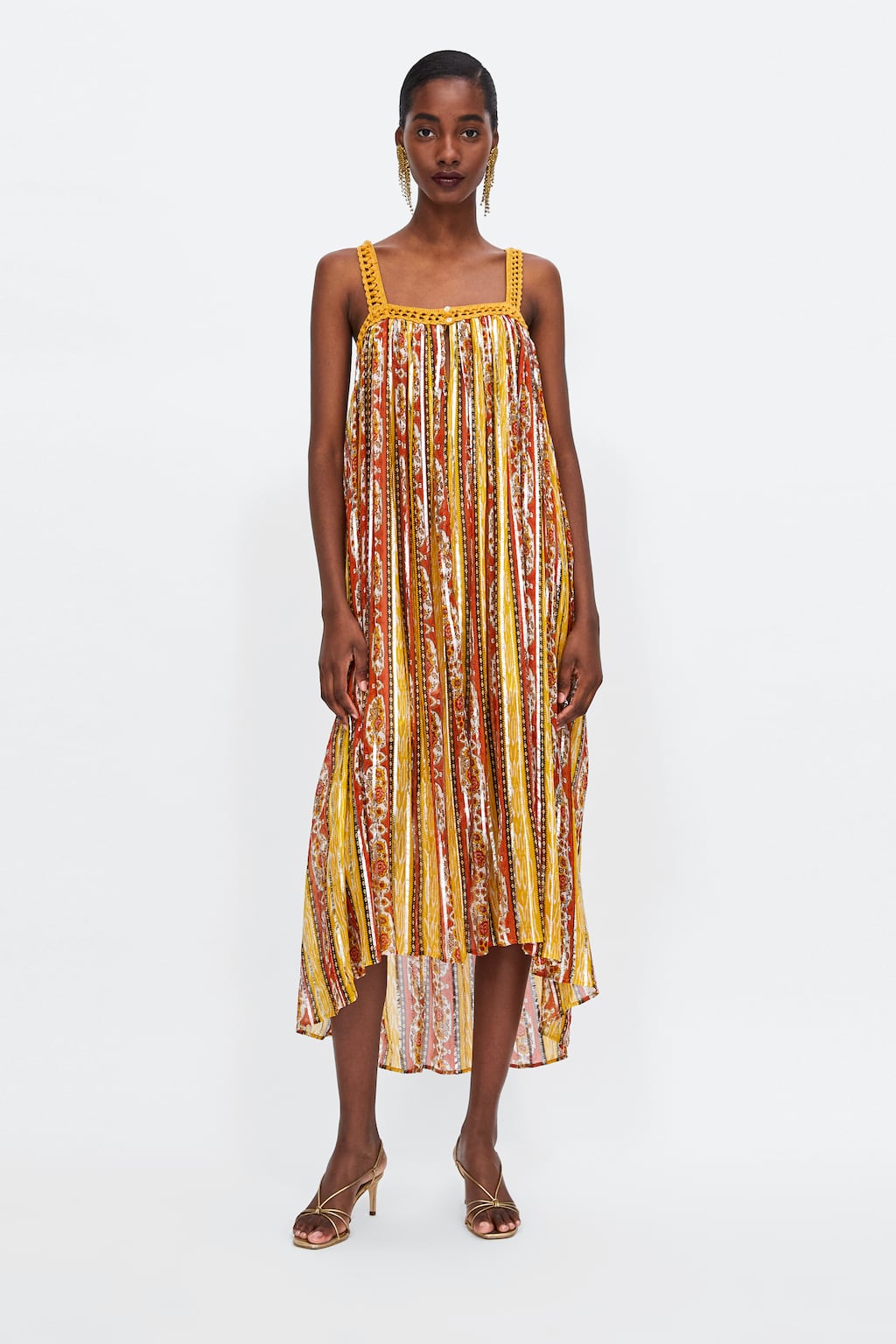 Vestido con estampado laminado de Zara: 39,95 euros.
