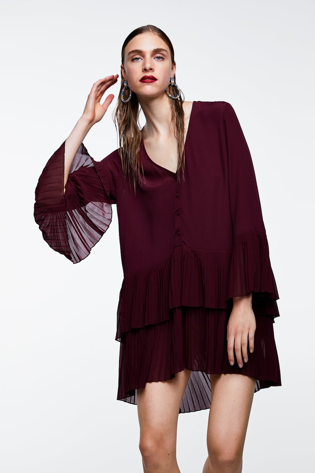 Blusa plisada y fluida con puños plisados y bajo asimétrico de Zara: 29,95 euros.