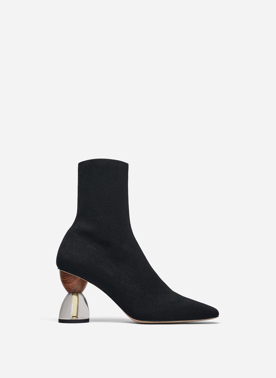 Botín negro con tacón geométrico de Uterqüe: 99 euros.