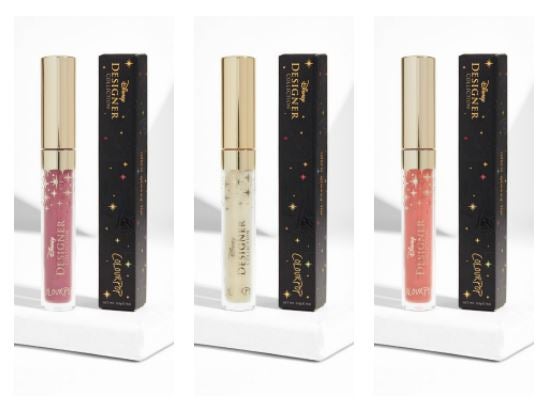 Y por último los glosses que vas a querer tener como imprescindibles en tu neceser. Bibbidi, Bobbidi y Boo son los nombres que llevan cada uno de los gloss de esta colección de maquillaje de princesas. ¿Te recuerda a algo especial si los dices seguidos? ¡La clave está en brillar tanto como la zapatilla de cristal de Cenicienta!