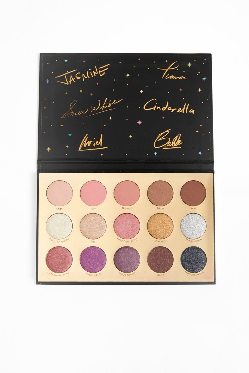 Paleta de sombras de Disney x ColourPop por 17€ (aprox.). La paleta contiene 15 tonos de sombras suaves, neutras y románticas que varían entre acabados mate y con brillo.