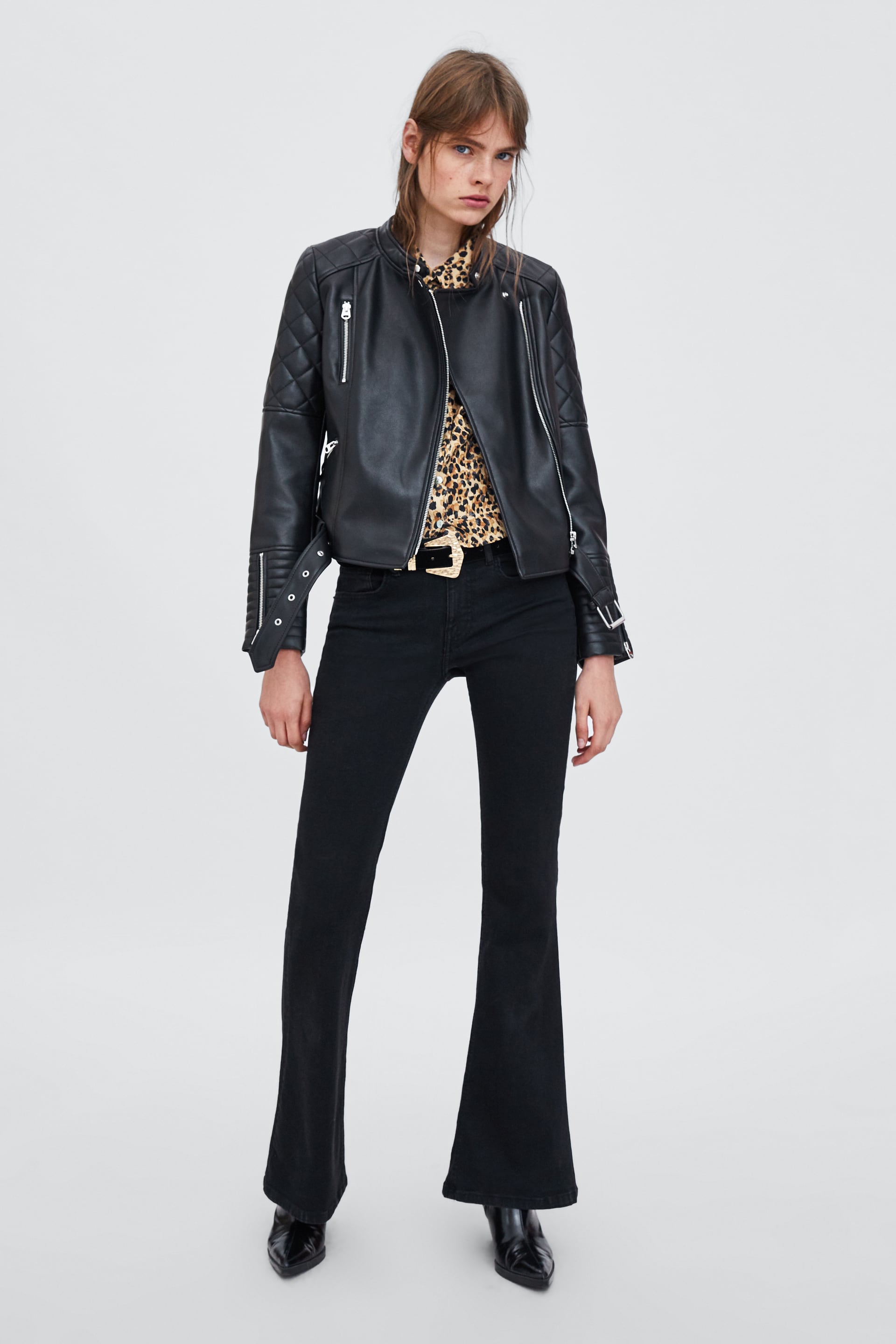 Acolchada en los hombros y detalles de costuras en el puño (39,95 euros).