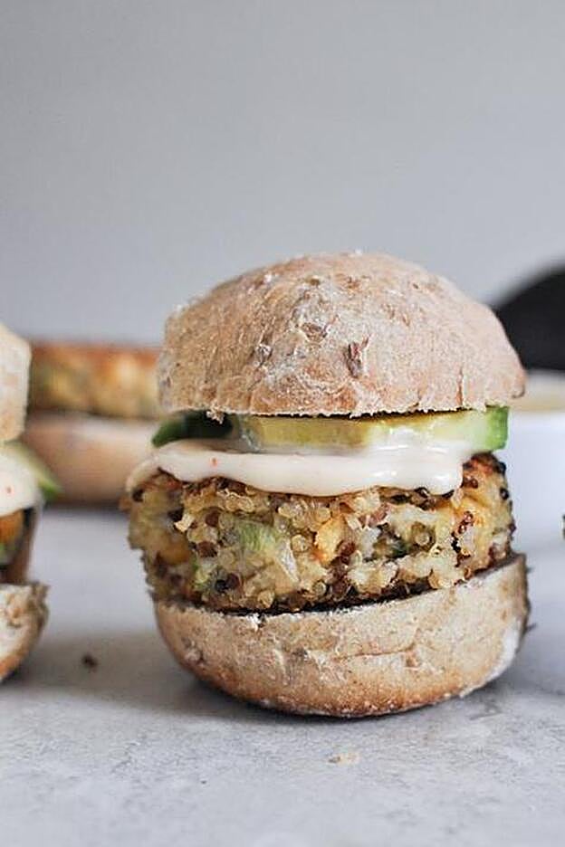 Mini hamburguesas de quinoa y aguacate