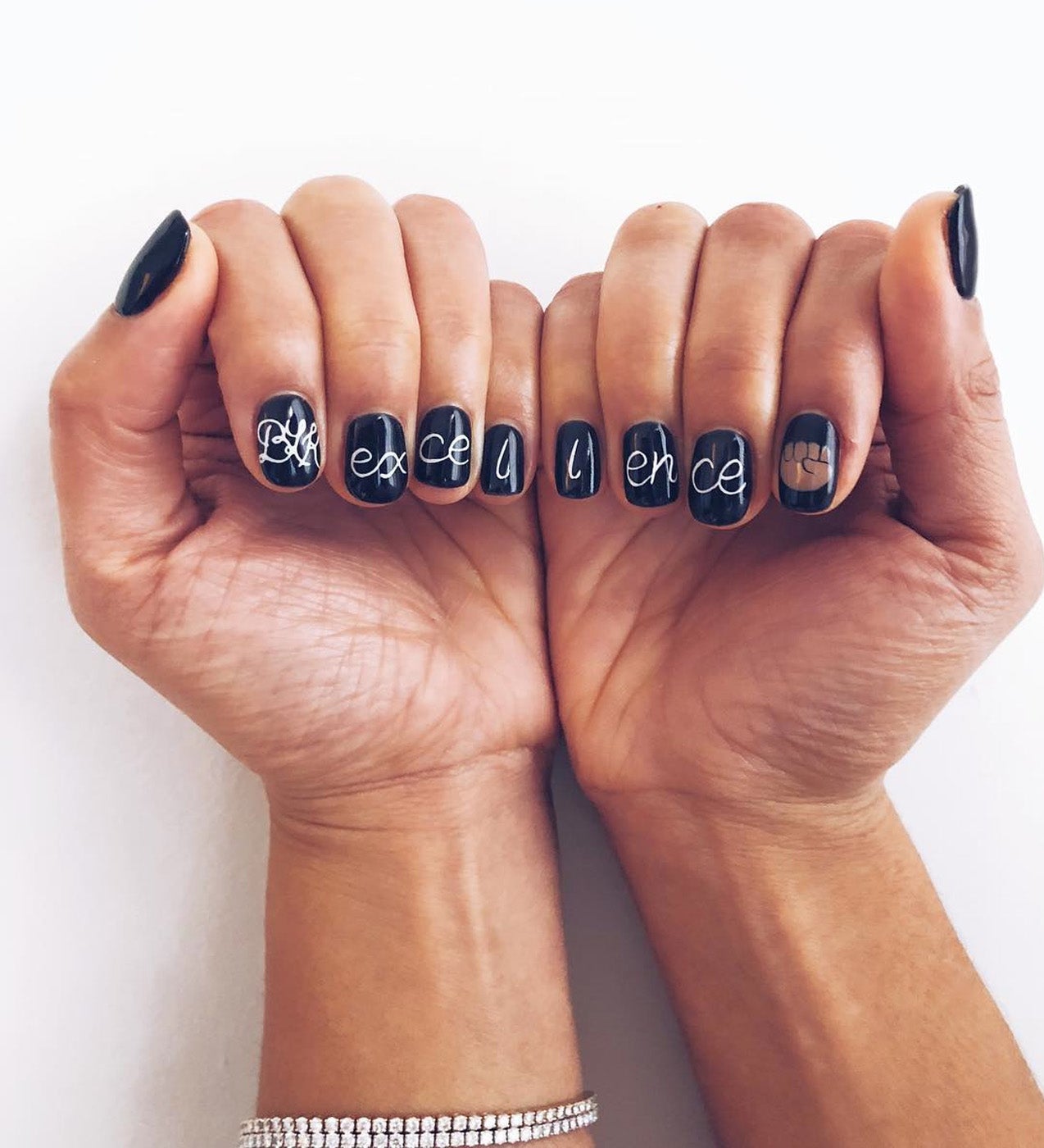 A no ser que hayas sido bendecida con la maña de un artista de la caligrafía –y seas ambidiestra– tendrás que acudir a un profesional para hacerte esta manicura a mano alzada.