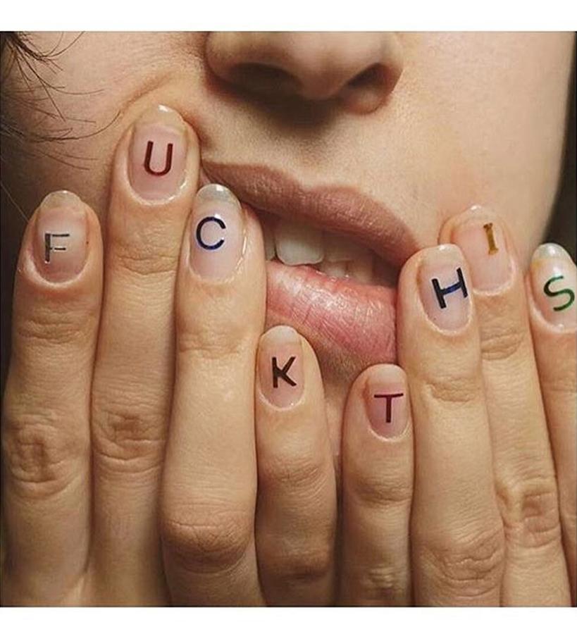 ¿Quién dio que no se podía mandar un mensaje de lo más contundente adornado de una forma muy femenina? ¡Qué vivan los contraste!