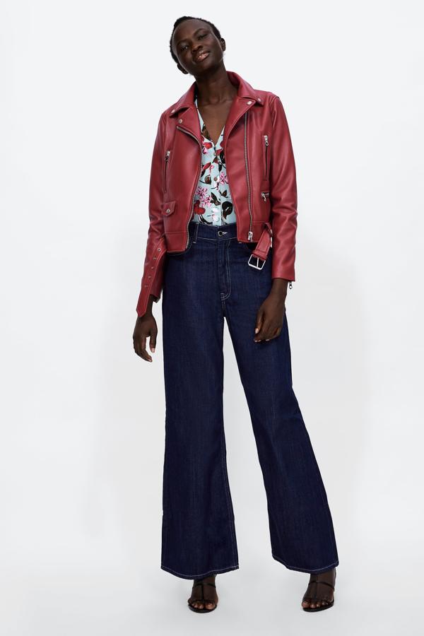 La "perfecto" de toda la vida, en dos colores, rojo (en la foto) y negra (39,95 euros). En Zara.