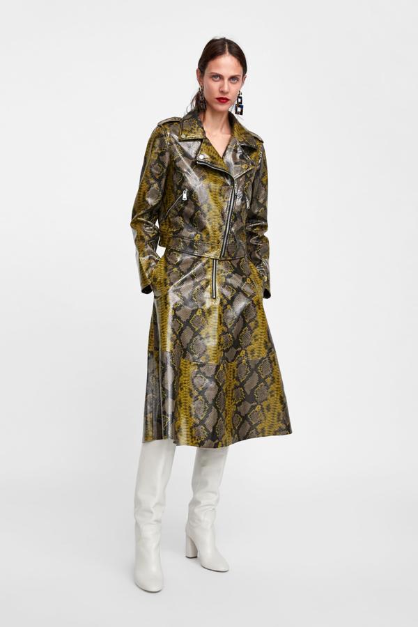 Si ya tienes la clásica en tu armario, esta vez puedes decantarte por alguna más de tendencia, como esta de serpiente (59,95 euros).