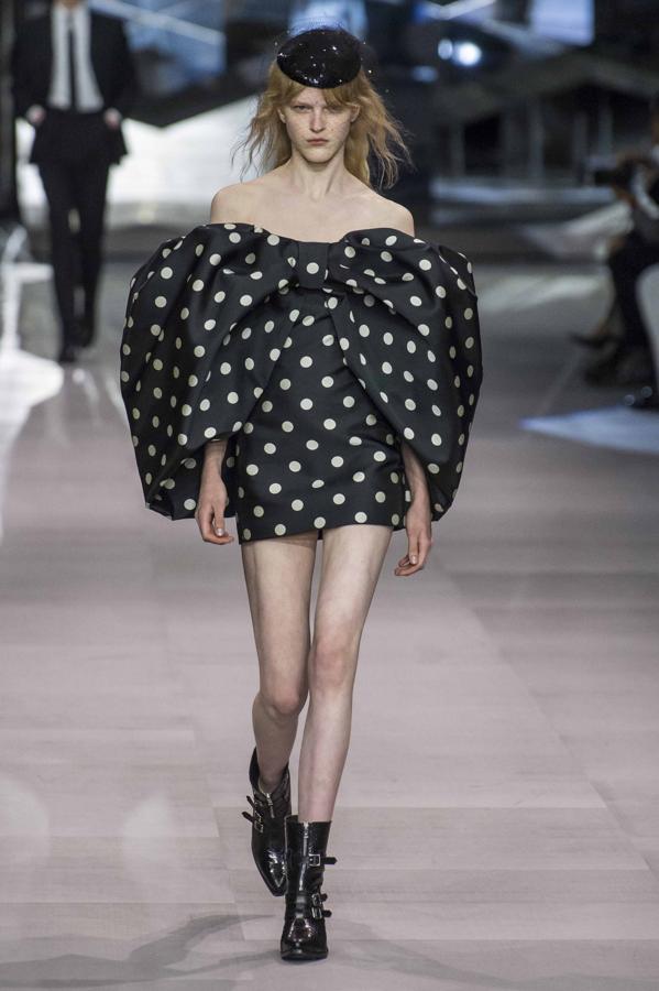 Celine estrenaba director creativo, Hedi Slimane. El resultado fue una colección muy Slimane, con su sello persional en cada una de las salidas de su desfile para P/V 2019..