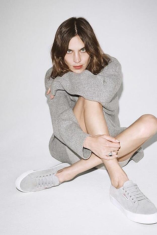 Los grises y los tonos otoñales protagonizan la colección cápsula Superga X ALEXACHUNG.