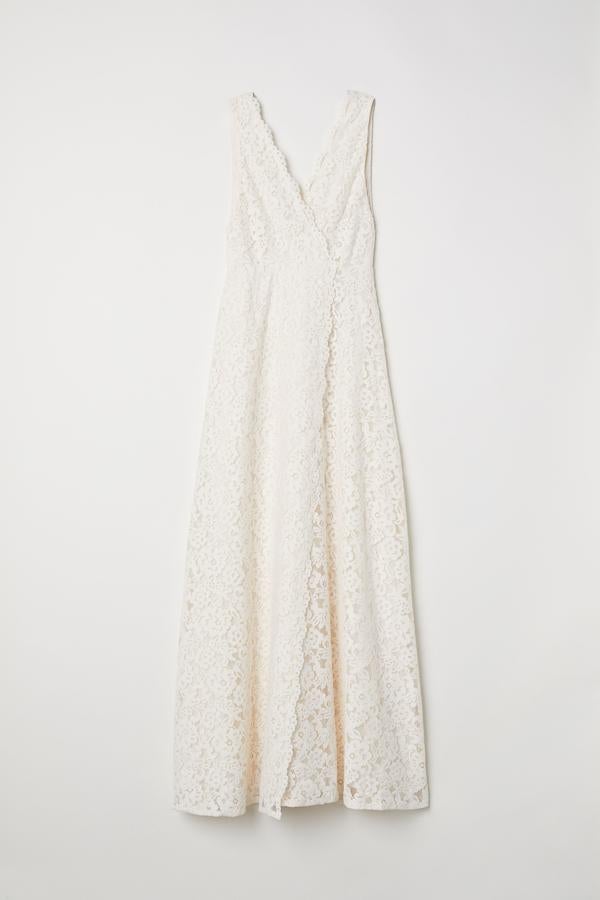 Un clásico nunca falla. Este vestido largo de encaje con escote de pico, con parte delantera cruzada es ideal para aquellas que buscan algo clásico, sencillo, pero romántico. Precio: 99 euros.