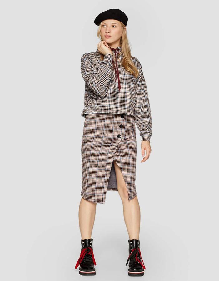 Falda tipo lápiz con estampado de cuadros, detalle de botones y abertura, 17,99 euros.