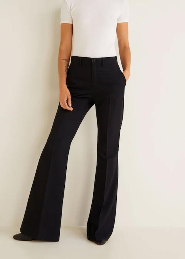 Pantalón 'flare' en color negro, 29,99 euros.
