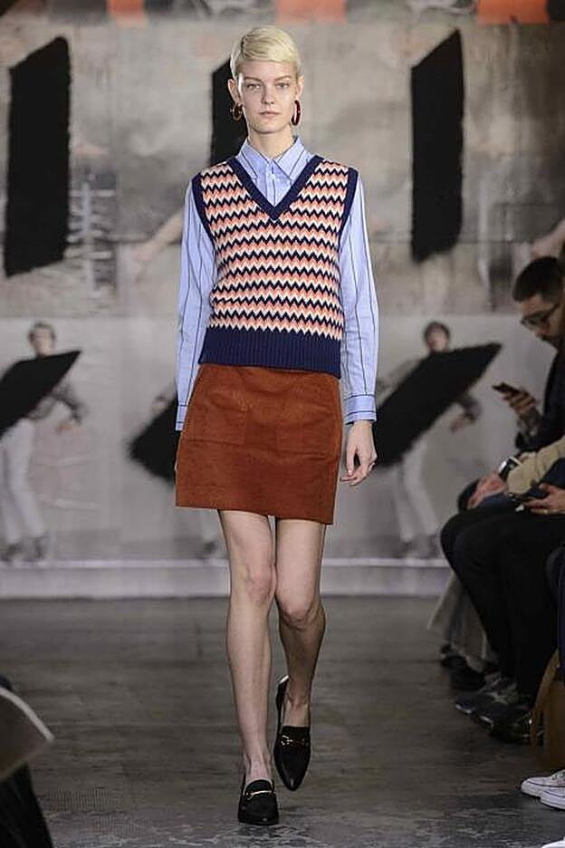 En el desfile de A.P.C lo combinaban con una minifalda de pana.