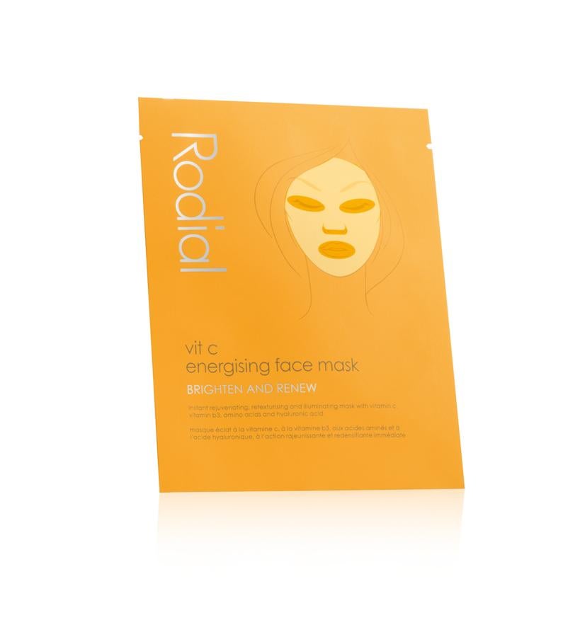 Contiene vitamina C, vitamina B3, aminoácidos y ácido hialurónico para dar un impulso instantáneo de luminosidad para revitalizar la piel. Si la aplicas antesdel maquillaje te asegurarás una piel repulpada, lisa y fresca.  Vit C Energising Face Mask de Rodial  (48 €/ 4u).