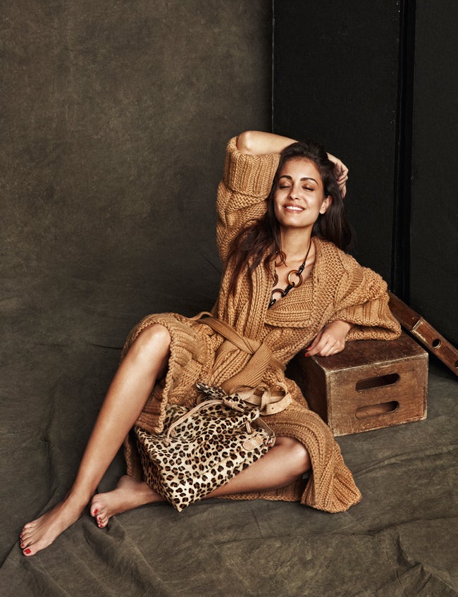 Chaqueta maxi de Michael Kors. Collar y bolso de Dayaday.