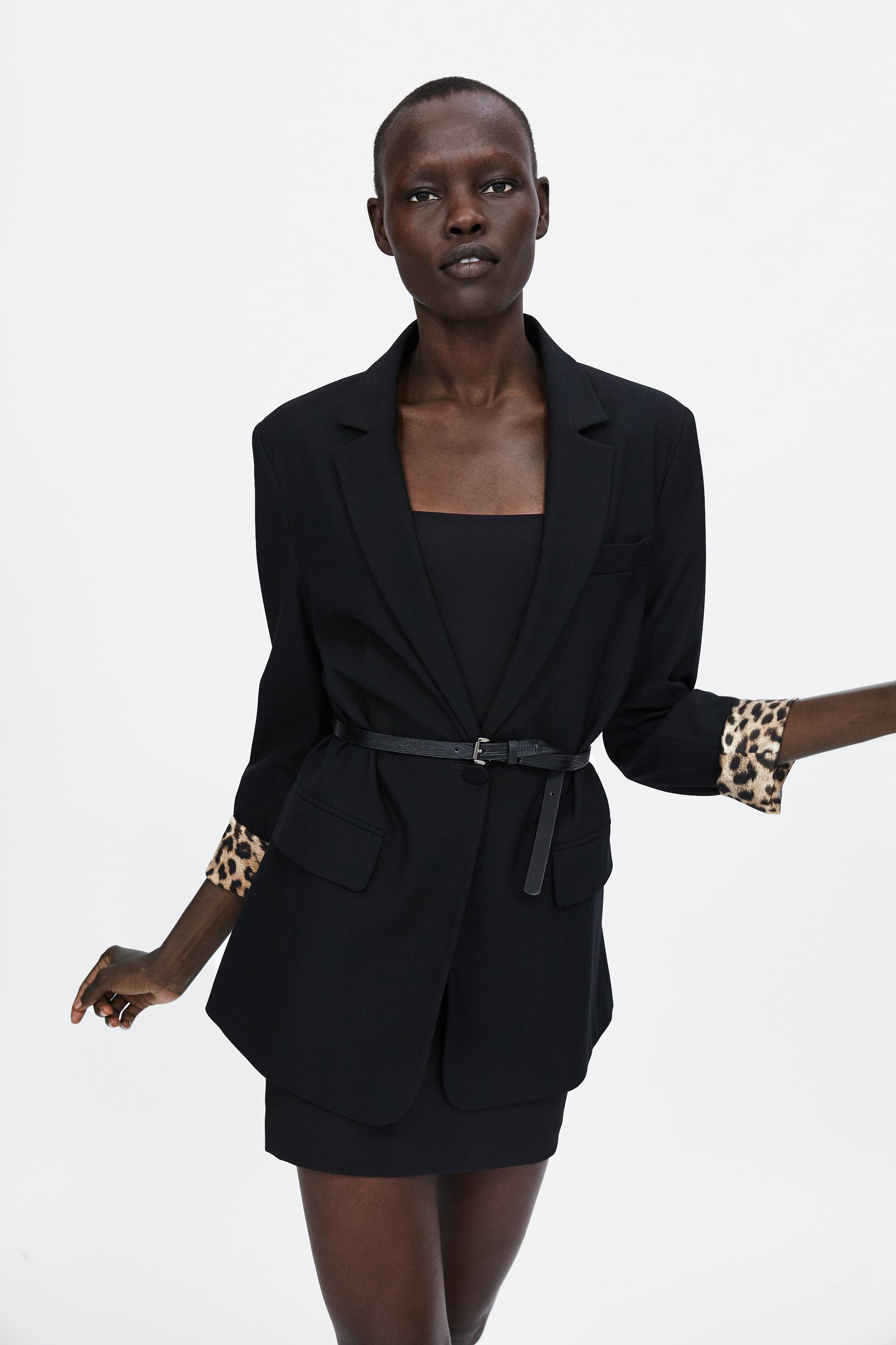 Blazer con solapa en el cuello y cinturón de Zara: 39,95 euros.