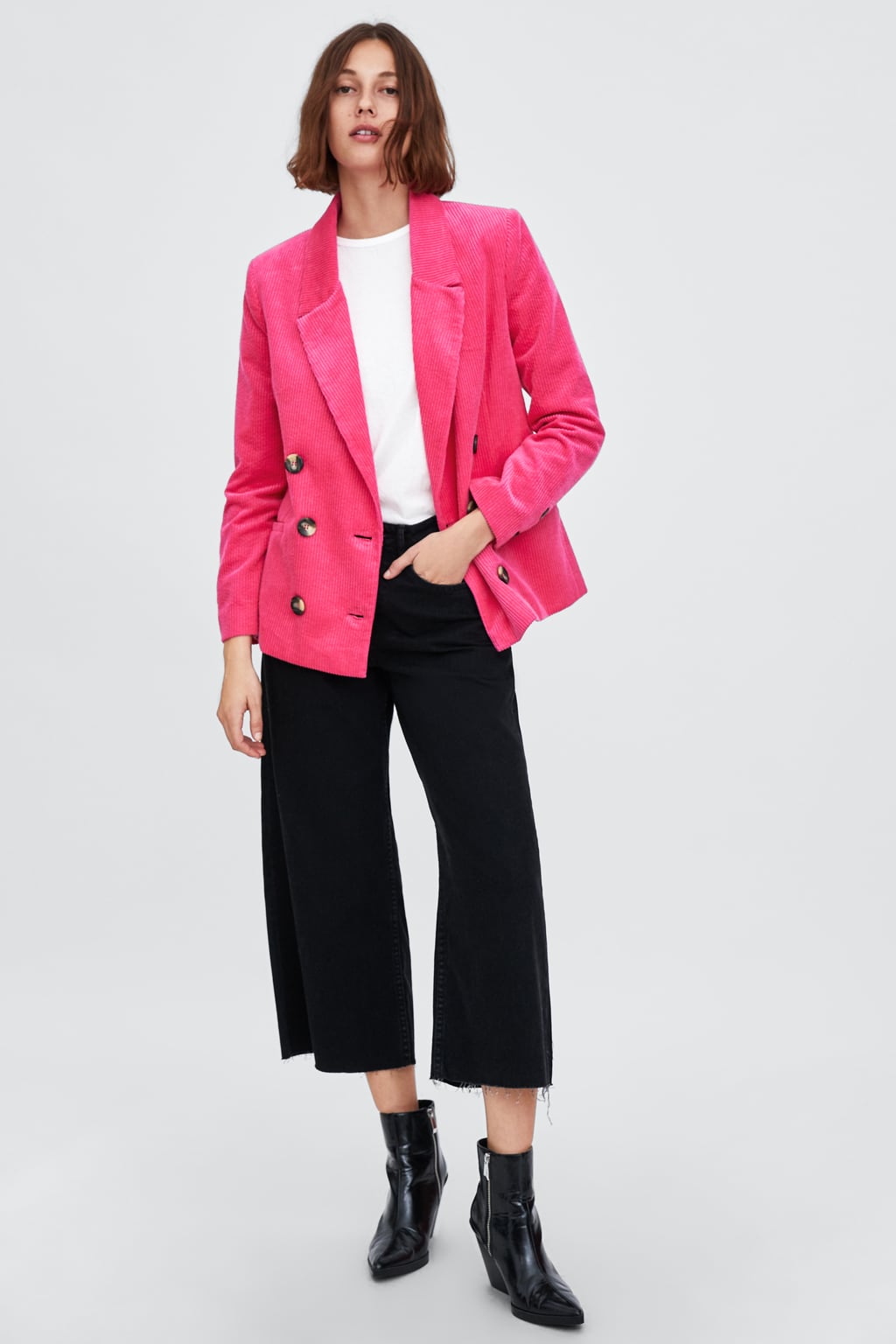 Blazer de pana en color fucsia de Zara: 49,95 euros.