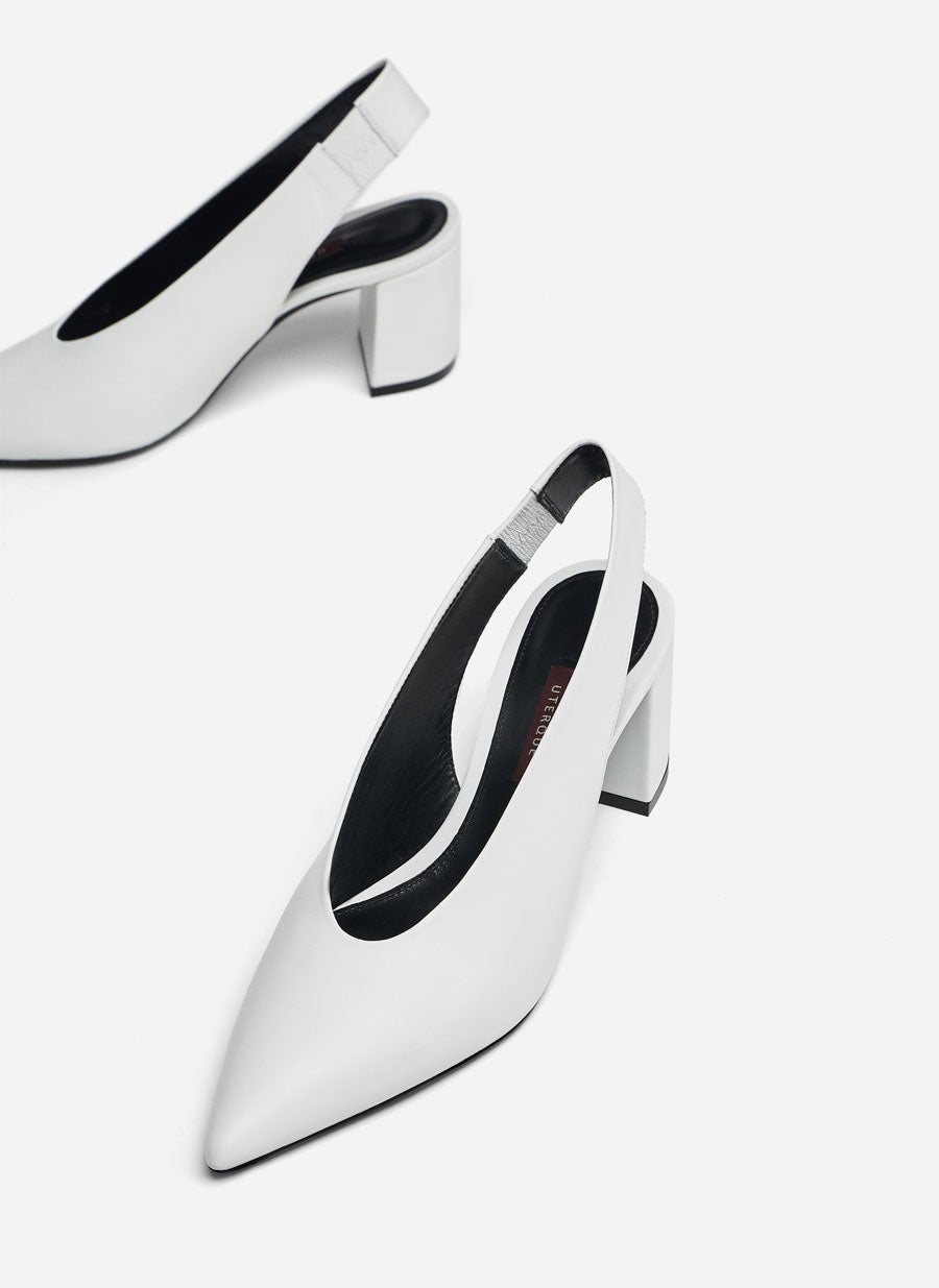 Zapato blanco con puntera y destalonado : 89 euros en Uterqüe.