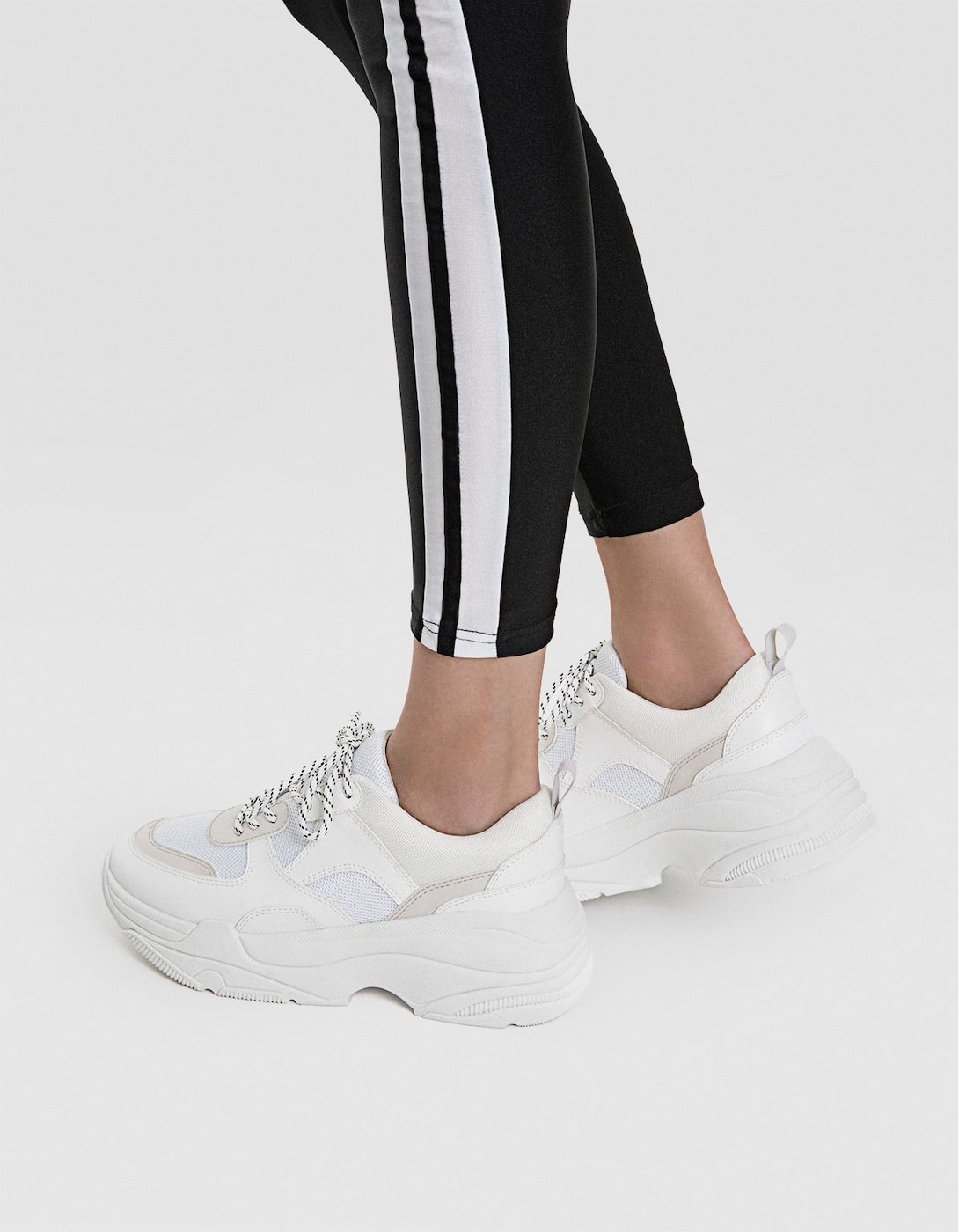 Deportivas blancas con plataforma: 39,99 euros en Stradivarius.