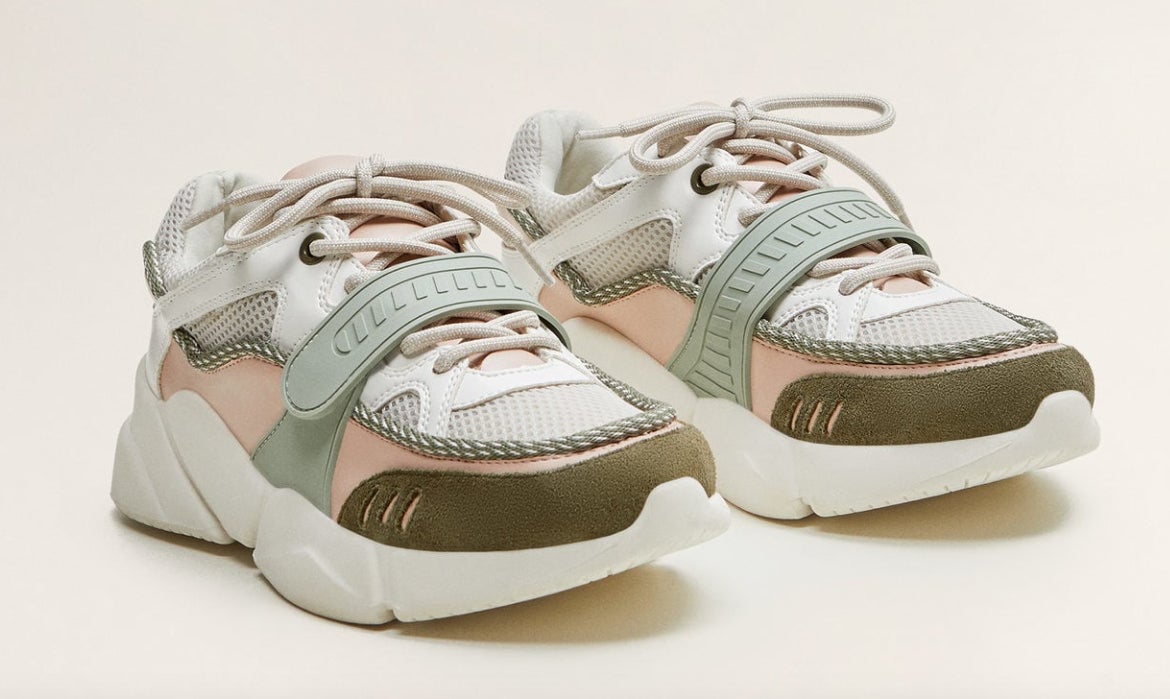 Deportivas con apliques y colores pastel de Mango: 49,99 euros.