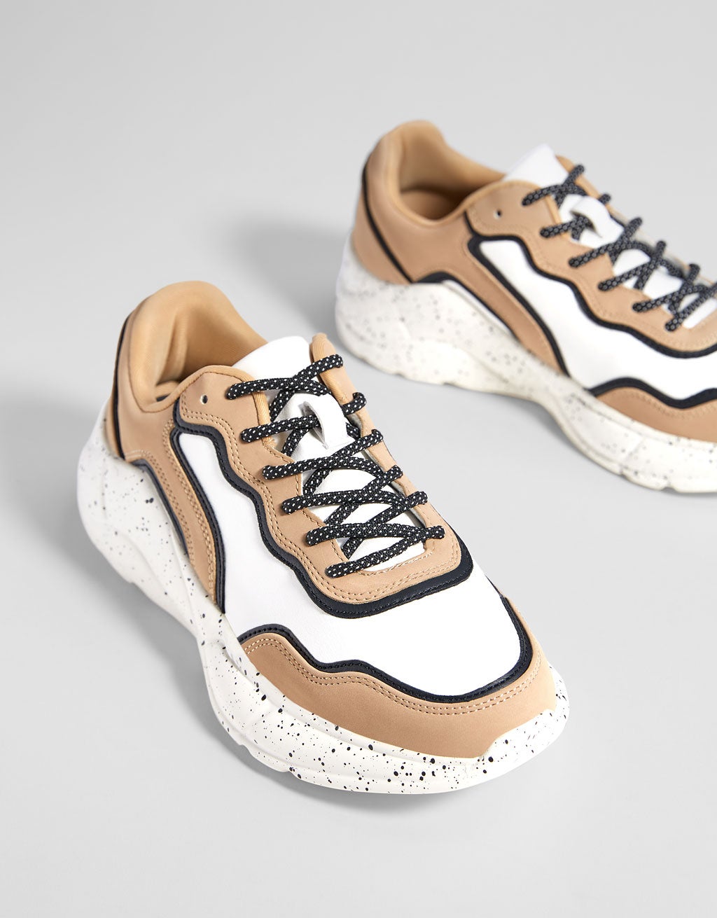 Deportivas con plataforma y cordones bicolor de Bershka: 39,99 euros.