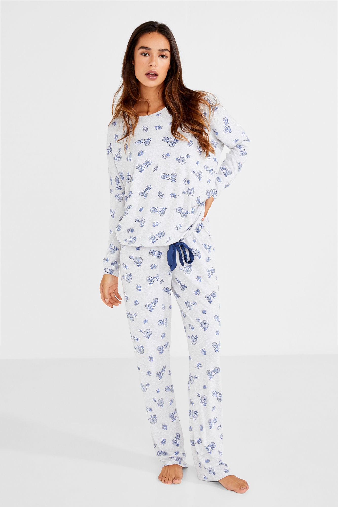 Pijama largo con estampado de bicicletas de Women Secret: 29,99 euros.