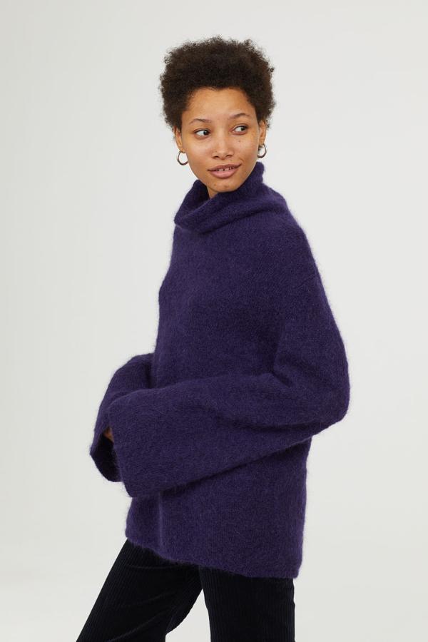 Una lana de alta calidad y un color único. Las mangas ligeramente trompeta le dan un toque distintivo (H&M, 79,99 euros).