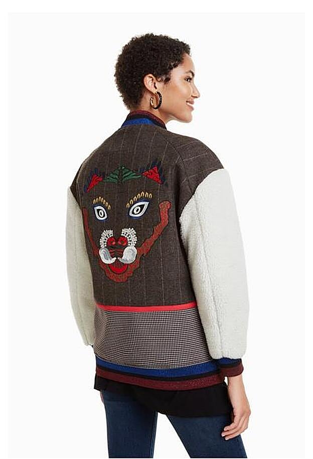 Esta es la cazadora de Desigual que lleva Laura Escanes y que está disponible en la web de la marca por 169,95 euros.