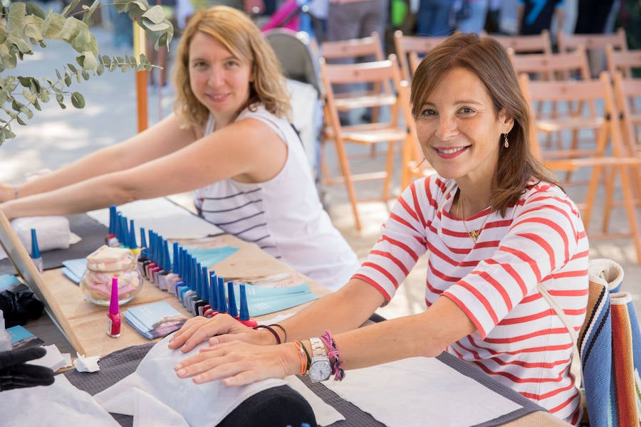 Laura Ruiz de Galarreta y Cristina, de Mujerhoy en el stand de Masglo consiguieron lucir unas manicuras perfectas.