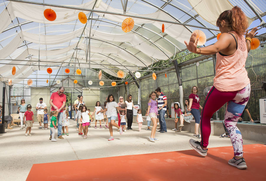 Irina Rodríguez de Fit Train en plena sesión de danza Bollywood en Go Family. A los peques les encantó bailar.