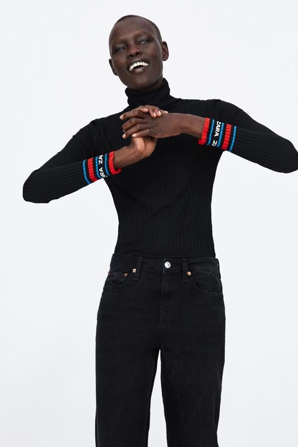 Si te gusta la 'logomanía' de Zara, pero no terminas de atreverte con ella, este jersey con detalle en los puños es tu mejor baza. Cuesta 19.95 euros.