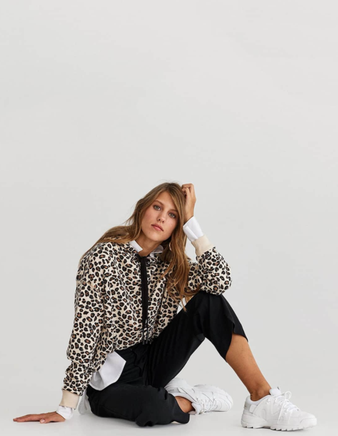 No podía faltar una sudadera con el estampado animal que hace furor. Esta es crop y con capucha (Stradivarius, 15,99 euros).