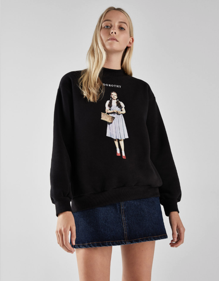 Qué acierto dedicarle una sudadera a la inolvidable protagonista de 'El mago de Oz', interpretada por una joven Judy Garland. ¿Para cuándo el león y el hombre de lata, Stradivarius? Cuesta 22,99 euros.
