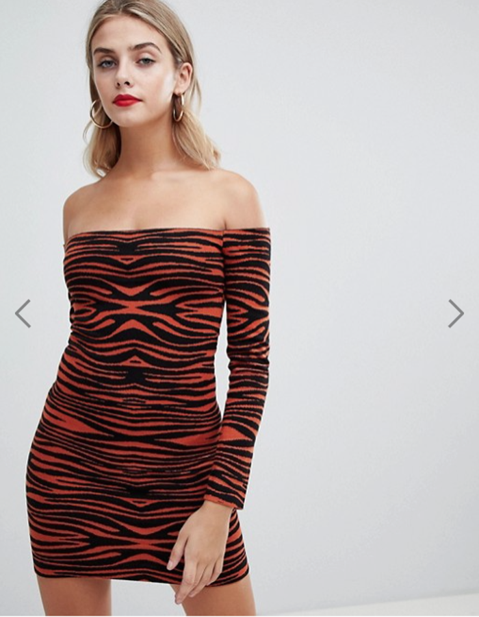 Otro vestido súper especial, en un estampado muy poco visto de tigre y color anaranjado (Missguided, 34,99 euros).