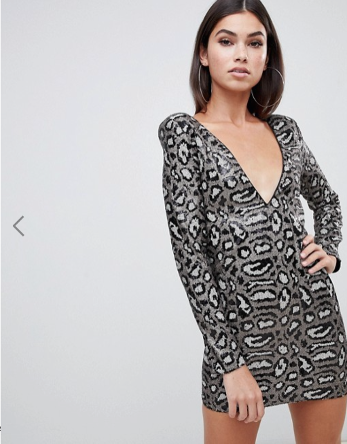 En un estampado grande de leopardo en color gris súper original. Es de Club L y lo encuentras en Asos (69,99 euros).