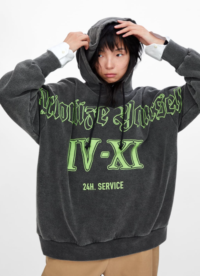 Otro diseño oversize con capucha y un efecto lavado que no es fácil de ver (Zara, 25,95 euros). El contraste del verde flúor del estampado con el gris es top.