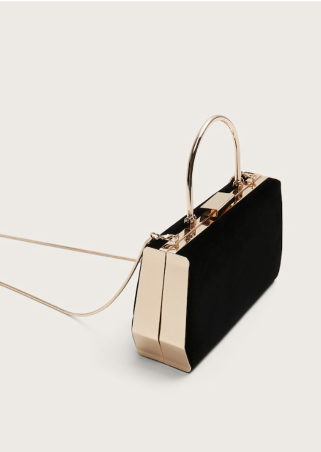 Fantástico diseño de Violeta: una caja rígida forrada en terciopelo negro, con asa y cadena dorada (39,99 euros).