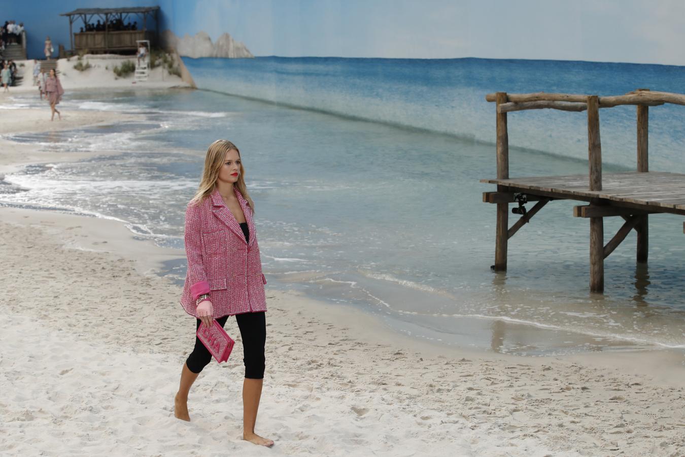 Chaquetas "oversize" y pantalones pirata entre las propuestas de Karl Lagerfeld para Chanel.